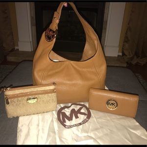 Michael Kors Handbag, Wallet & Wristlet